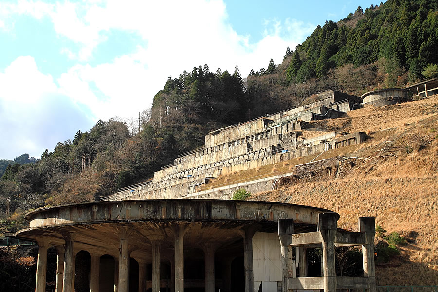 投稿者：前畑洋平さん<br>コメント：選鉱場建屋は解体されているが、基礎のみとなった姿は遺跡のよう。